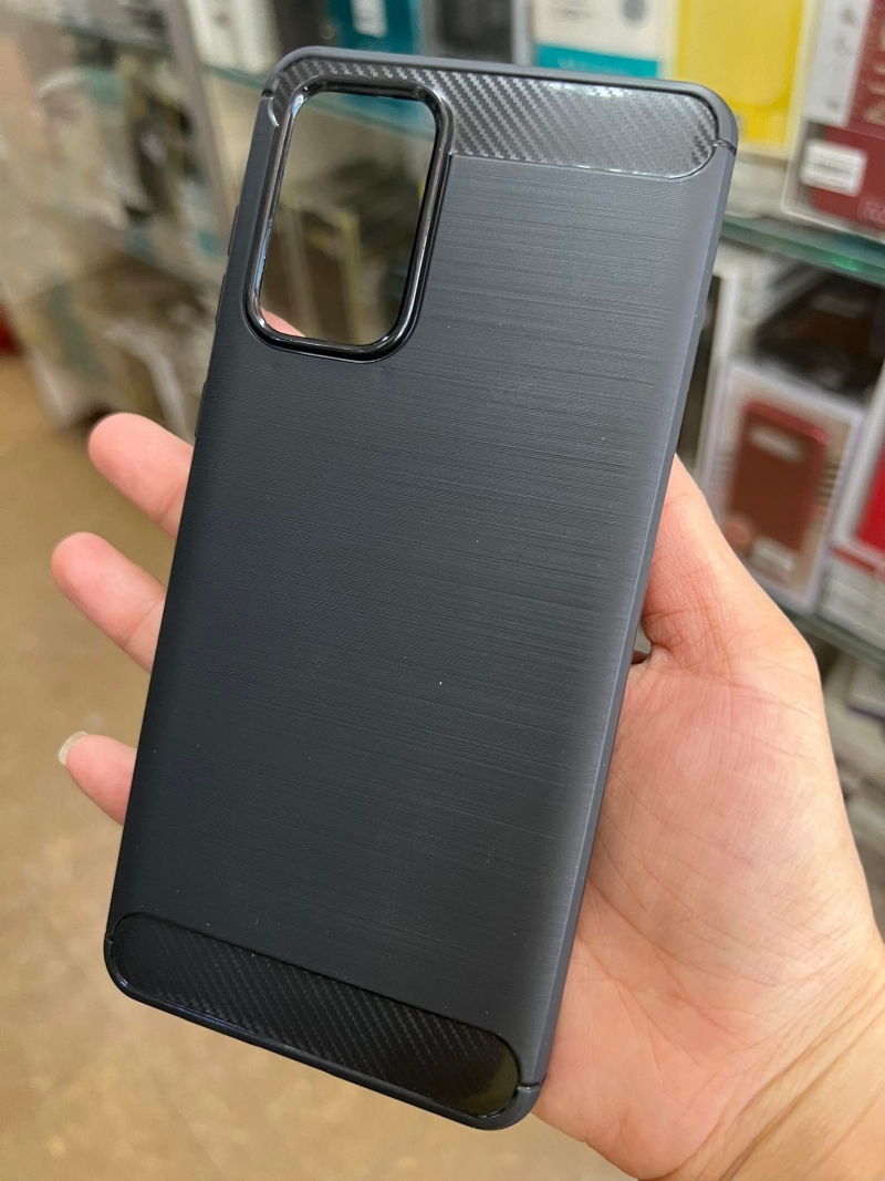 Ốp Lưng Samsung Galaxy A73 5G Chống Sốc Carbon Hiệu Likgus  được làm bằng chất liệu TPU mềm giúp bạn bảo vệ toàn diện mọi góc cạnh của máy rất tốt lớp nhựa này khá mỏng bên ngoài kết hợp thêm bên trên và dưới dạng carbon rất